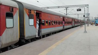 Delhi, Hindistan, 02 Kasım 2024 - Anand Vihar tren istasyonundan kalkan Hint ekspresi sabah saatlerinde, Delhi tren istasyonunda Renkli Ekspres tren