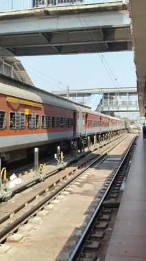 Delhi, Hindistan, 02 Kasım 2024 - Anand Vihar tren istasyonundan kalkan Hint ekspresi sabah saatlerinde, Delhi tren istasyonunda Renkli Ekspres tren