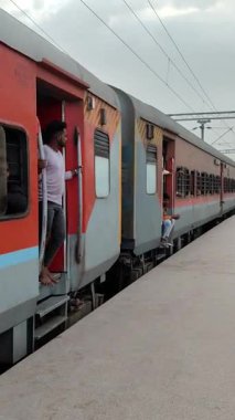 Delhi, Hindistan, 02 Kasım 2024 - Anand Vihar tren istasyonundan kalkan Hint ekspresi sabah saatlerinde, Delhi tren istasyonunda Renkli Ekspres tren