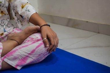 Evde yoga yapan genç Hintli bir kadın çevrimiçi yoga seansında güzel bir kız temel yoga pozisyonunda Asyalı bir kadın kapalı alanda yoga yapıyor.