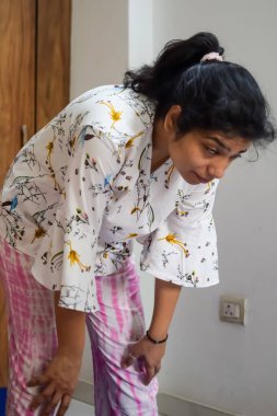 Evde yoga yapan genç Hintli bir kadın çevrimiçi yoga seansında güzel bir kız temel yoga pozisyonunda Asyalı bir kadın kapalı alanda yoga yapıyor.