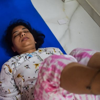 Evde yoga yapan genç Hintli bir kadın çevrimiçi yoga seansında güzel bir kız temel yoga pozisyonunda Asyalı bir kadın kapalı alanda yoga yapıyor.