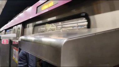 Yeni Delhi, Hindistan, 12 Ağustos 2024 - Delhi treni Yeni Delhi, Hindistan, Asya 'daki Jhandewalan metro istasyonuna varıyor.