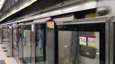 Yeni Delhi, Hindistan, 12 Ağustos 2024 - Delhi treni Yeni Delhi, Hindistan, Asya 'daki Jhandewalan metro istasyonuna varıyor.