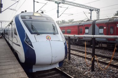 Delhi, Hindistan, 31 Aralık 2024 - Vande Bharat Ekspres treni Delhi 'den Anand Vihar tren istasyonundan Dehradun' a gidiyor, Vande Bharat Hindistan 'ın en hızlı treni