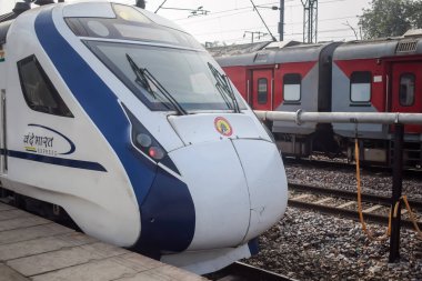 Delhi, Hindistan, 31 Aralık 2024 - Vande Bharat Ekspres treni Delhi 'den Anand Vihar tren istasyonundan Dehradun' a gidiyor, Vande Bharat Hindistan 'ın en hızlı treni