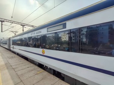 Delhi, Hindistan, 31 Aralık 2024 - Vande Bharat Ekspres treni Delhi 'den Anand Vihar tren istasyonundan Dehradun' a gidiyor, Vande Bharat Hindistan 'ın en hızlı treni