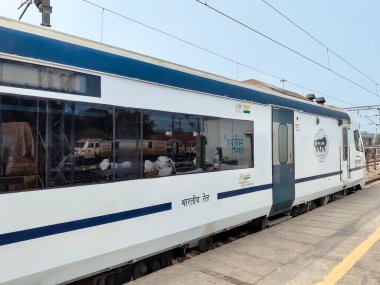 Delhi, Hindistan, 31 Aralık 2024 - Vande Bharat Ekspres treni Delhi 'den Anand Vihar tren istasyonundan Dehradun' a gidiyor, Vande Bharat Hindistan 'ın en hızlı treni