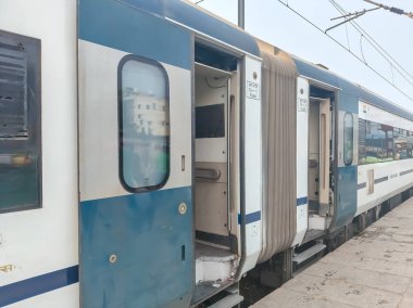 Delhi, Hindistan, 31 Aralık 2024 - Vande Bharat Ekspres treni Delhi 'den Anand Vihar tren istasyonundan Dehradun' a gidiyor, Vande Bharat Hindistan 'ın en hızlı treni