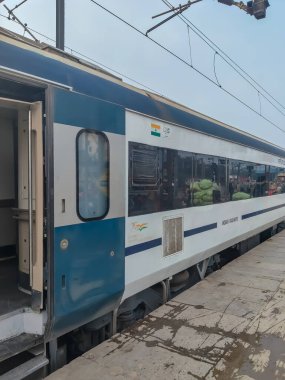 Delhi, Hindistan, 31 Aralık 2024 - Vande Bharat Ekspres treni Delhi 'den Anand Vihar tren istasyonundan Dehradun' a gidiyor, Vande Bharat Hindistan 'ın en hızlı treni
