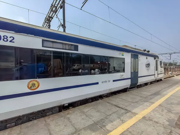 Delhi, Hindistan, 31 Aralık 2024 - Vande Bharat Ekspres treni Delhi 'den Anand Vihar tren istasyonundan Dehradun' a gidiyor, Vande Bharat Hindistan 'ın en hızlı treni