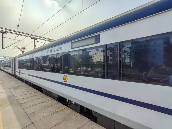 Delhi, Hindistan, 31 Aralık 2024 - Vande Bharat Ekspres treni Delhi 'den Anand Vihar tren istasyonundan Dehradun' a gidiyor, Vande Bharat Hindistan 'ın en hızlı treni