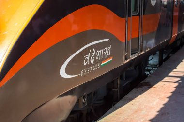 Varanasi, Hindistan, 24 Mart 2025 - Varanasi tren istasyonundan Delhi 'ye giden Vande Bharat Ekspres treni, Hindistan' ın en hızlı treni