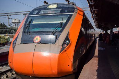 Varanasi, Hindistan, 24 Mart 2025 - Varanasi tren istasyonundan Delhi 'ye giden Vande Bharat Ekspres treni, Hindistan' ın en hızlı treni