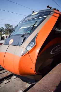 Varanasi, Hindistan, 24 Mart 2025 - Varanasi tren istasyonundan Delhi 'ye giden Vande Bharat Ekspres treni, Hindistan' ın en hızlı treni