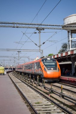 Varanasi, Hindistan, 24 Mart 2025 - Varanasi tren istasyonundan Delhi 'ye giden Vande Bharat Ekspres treni, Hindistan' ın en hızlı treni