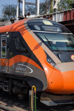 Varanasi, Hindistan, 24 Mart 2025 - Varanasi tren istasyonundan Delhi 'ye giden Vande Bharat Ekspres treni, Hindistan' ın en hızlı treni