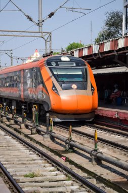 Varanasi, Hindistan, 24 Mart 2025 - Varanasi tren istasyonundan Delhi 'ye giden Vande Bharat Ekspres treni, Hindistan' ın en hızlı treni
