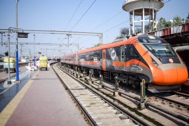 Varanasi, Hindistan, 24 Mart 2025 - Varanasi tren istasyonundan Delhi 'ye giden Vande Bharat Ekspres treni, Hindistan' ın en hızlı treni