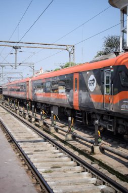 Varanasi, Hindistan, 24 Mart 2025 - Varanasi tren istasyonundan Delhi 'ye giden Vande Bharat Ekspres treni, Hindistan' ın en hızlı treni
