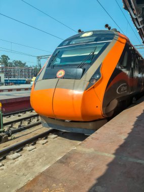 Varanasi, Hindistan, 24 Mart 2025 - Varanasi tren istasyonundan Delhi 'ye giden Vande Bharat Ekspres treni, Hindistan' ın en hızlı treni