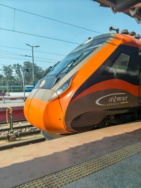 Varanasi, Hindistan, 24 Mart 2025 - Varanasi tren istasyonundan Delhi 'ye giden Vande Bharat Ekspres treni, Hindistan' ın en hızlı treni