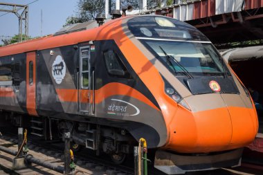 Varanasi, Hindistan, 24 Mart 2025 - Varanasi tren istasyonundan Delhi 'ye giden Vande Bharat Ekspres treni, Hindistan' ın en hızlı treni