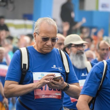 Yeni Delhi, Hindistan - 20 Ekim 2024 - Vedanta Delhi Yarı Maraton yarışına katılan yaşlılar maraton katılımcılarının bitiş çizgisini geçmek üzere oldukları Delhi Yarı Maratonu 2024