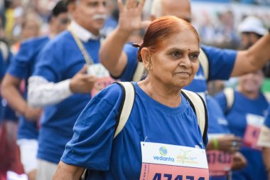 Yeni Delhi, Hindistan - 20 Ekim 2024 - Vedanta Delhi Yarı Maraton yarışına katılan yaşlılar maraton katılımcılarının bitiş çizgisini geçmek üzere oldukları Delhi Yarı Maratonu 2024