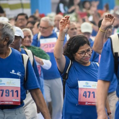 Yeni Delhi, Hindistan - 20 Ekim 2024 - Vedanta Delhi Yarı Maraton yarışına katılan yaşlılar maraton katılımcılarının bitiş çizgisini geçmek üzere oldukları Delhi Yarı Maratonu 2024
