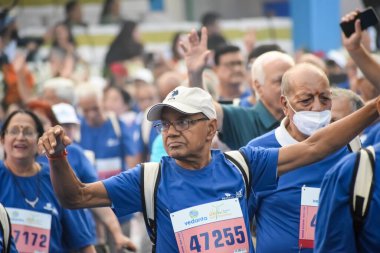Yeni Delhi, Hindistan - 20 Ekim 2024 - Vedanta Delhi Yarı Maraton yarışına katılan yaşlılar maraton katılımcılarının bitiş çizgisini geçmek üzere oldukları Delhi Yarı Maratonu 2024