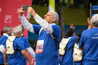 Yeni Delhi, Hindistan - 20 Ekim 2024 - Vedanta Delhi Yarı Maraton yarışına katılan yaşlılar maraton katılımcılarının bitiş çizgisini geçmek üzere oldukları Delhi Yarı Maratonu 2024