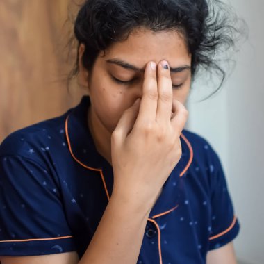 Evde yoga yapan genç Hintli bir kadın çevrimiçi yoga seansında güzel bir kız temel yoga pozisyonunda Asyalı bir kadın kapalı alanda yoga yapıyor.