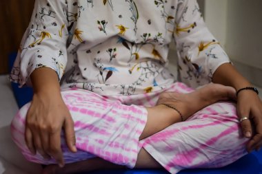 Evde yoga yapan genç Hintli bir kadın çevrimiçi yoga seansında güzel bir kız temel yoga pozisyonunda Asyalı bir kadın kapalı alanda yoga yapıyor.