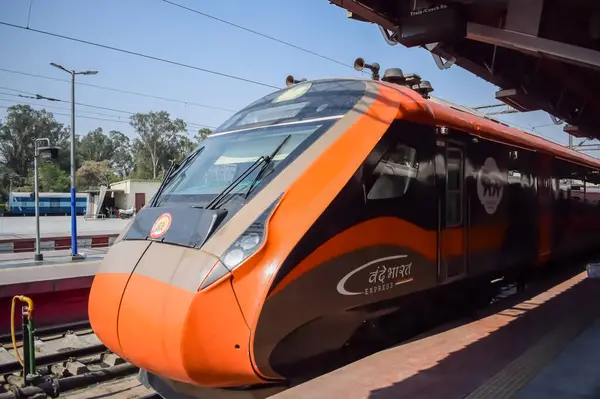 Varanasi, Hindistan, 24 Mart 2025 - Varanasi tren istasyonundan Delhi 'ye giden Vande Bharat Ekspres treni, Hindistan' ın en hızlı treni
