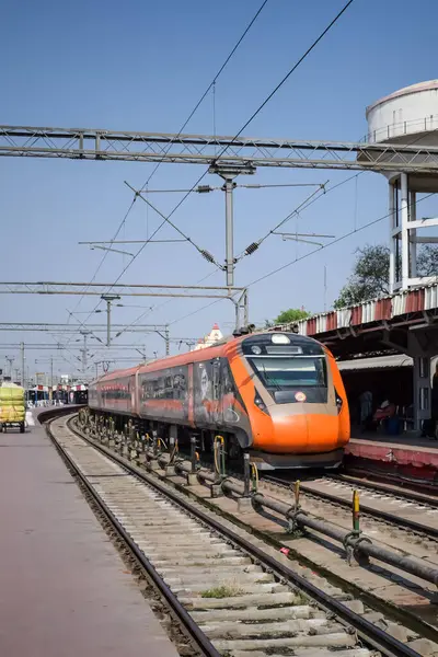 Varanasi, Hindistan, 24 Mart 2025 - Varanasi tren istasyonundan Delhi 'ye giden Vande Bharat Ekspres treni, Hindistan' ın en hızlı treni