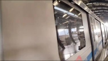 Yeni Delhi, Hindistan, 12 Ağustos 2024 - Delhi treni Yeni Delhi, Hindistan, Asya 'daki Jhandewalan metro istasyonuna varıyor.