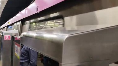 Yeni Delhi, Hindistan, 12 Ağustos 2024 - Delhi treni Yeni Delhi, Hindistan, Asya 'daki Jhandewalan metro istasyonuna varıyor.