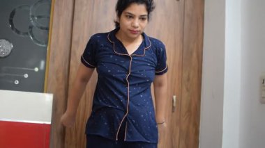 Evde yoga yapan genç Hintli bir kadın çevrimiçi yoga seansında güzel bir kız temel yoga pozisyonunda Asyalı bir kadın kapalı alanda yoga yapıyor. 