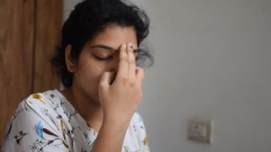 Evde yoga yapan genç Hintli bir kadın çevrimiçi yoga seansında güzel bir kız temel yoga pozisyonunda Asyalı bir kadın kapalı alanda yoga yapıyor. 