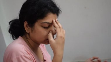 Evde yoga yapan genç Hintli bir kadın çevrimiçi yoga seansında güzel bir kız temel yoga pozisyonunda Asyalı bir kadın kapalı alanda yoga yapıyor. 