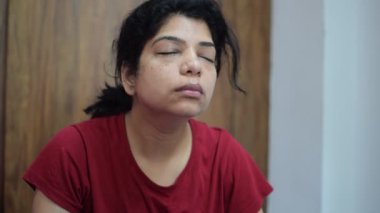 Evde yoga yapan genç Hintli bir kadın çevrimiçi yoga seansında güzel bir kız temel yoga pozisyonunda Asyalı bir kadın kapalı alanda yoga yapıyor. 