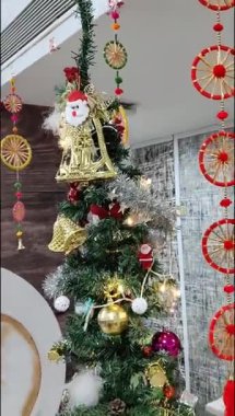 Altında hediyeler olan süslü Noel ağacı mutlu Noeller, Noel arifesi kutlamaları ve el yapımı süslemeler.