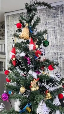 Altında hediyeler olan süslü Noel ağacı mutlu Noeller, Noel arifesi kutlamaları ve el yapımı süslemeler.