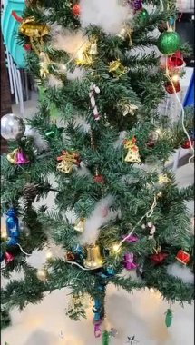 Altında hediyeler olan süslü Noel ağacı mutlu Noeller, Noel arifesi kutlamaları ve el yapımı süslemeler.