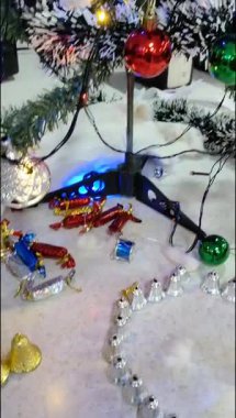 Altında hediyeler olan süslü Noel ağacı mutlu Noeller, Noel arifesi kutlamaları ve el yapımı süslemeler.