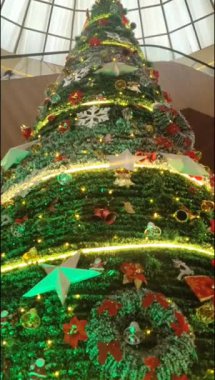 Altında hediyeler olan süslü Noel ağacı mutlu Noeller, Noel arifesi kutlamaları ve el yapımı süslemeler.