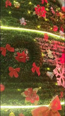 Altında hediyeler olan süslü Noel ağacı mutlu Noeller, Noel arifesi kutlamaları ve el yapımı süslemeler.