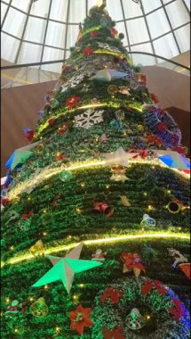 Altında hediyeler olan süslü Noel ağacı mutlu Noeller, Noel arifesi kutlamaları ve el yapımı süslemeler.