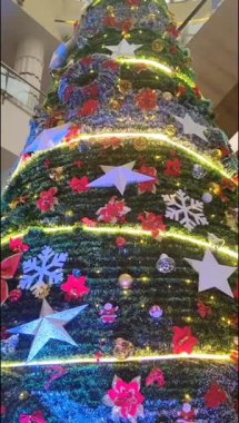 Altında hediyeler olan süslü Noel ağacı mutlu Noeller, Noel arifesi kutlamaları ve el yapımı süslemeler.